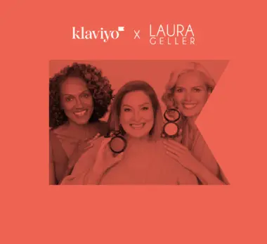 Drei lächelnde Frauen halten Laura Geller Make-up-Produkte. Text: "Klaviyo x Laura Geller".