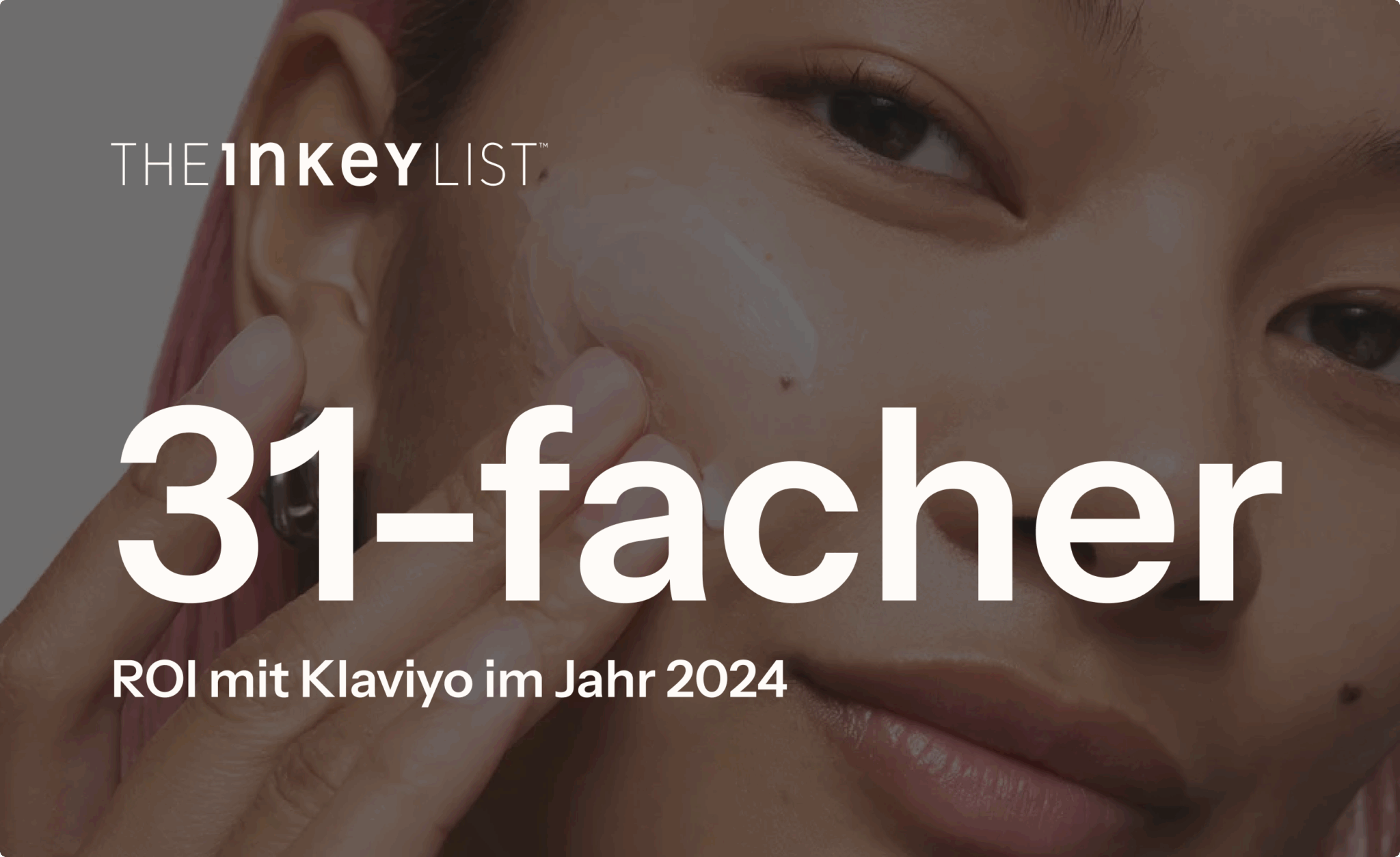 Frau trägt Creme auf ihr Gesicht auf. Text: "The Inkey List. 31-facher ROI mit Klaviyo im Jahr 2024.