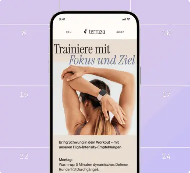 Smartphone zeigt eine Fitness-App mit dem Titel "Trainiere mit Fokus und Ziel". Frau dehnt sich, trägt eine Smartwatch.