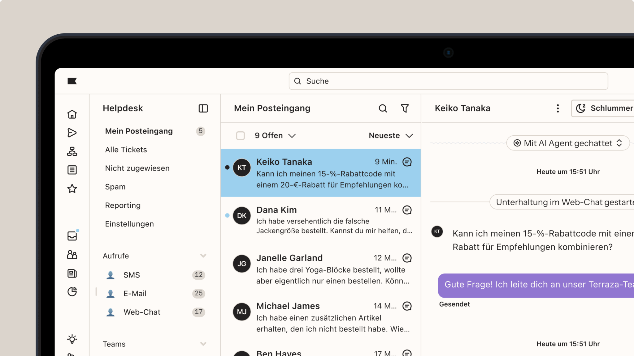 Eine Helpdesk-Oberfläche zeigt ein Gespräch mit Keiko Tanaka über die Kombination von Rabattcodes. Posteingangs- und Nachrichtendetails sind sichtbar.