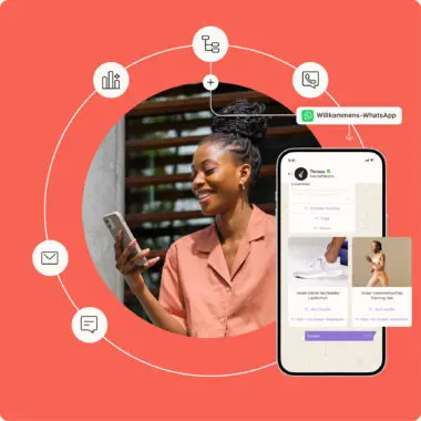Frau, die in das Smartphone lächelt und ein WhatsApp-Business-Chat, der auf einem Handydisplay angezeigt wird. Symbole für E-Mail, Textnachrichten und Telefon befinden sich auf einem Kreis um die Frau.