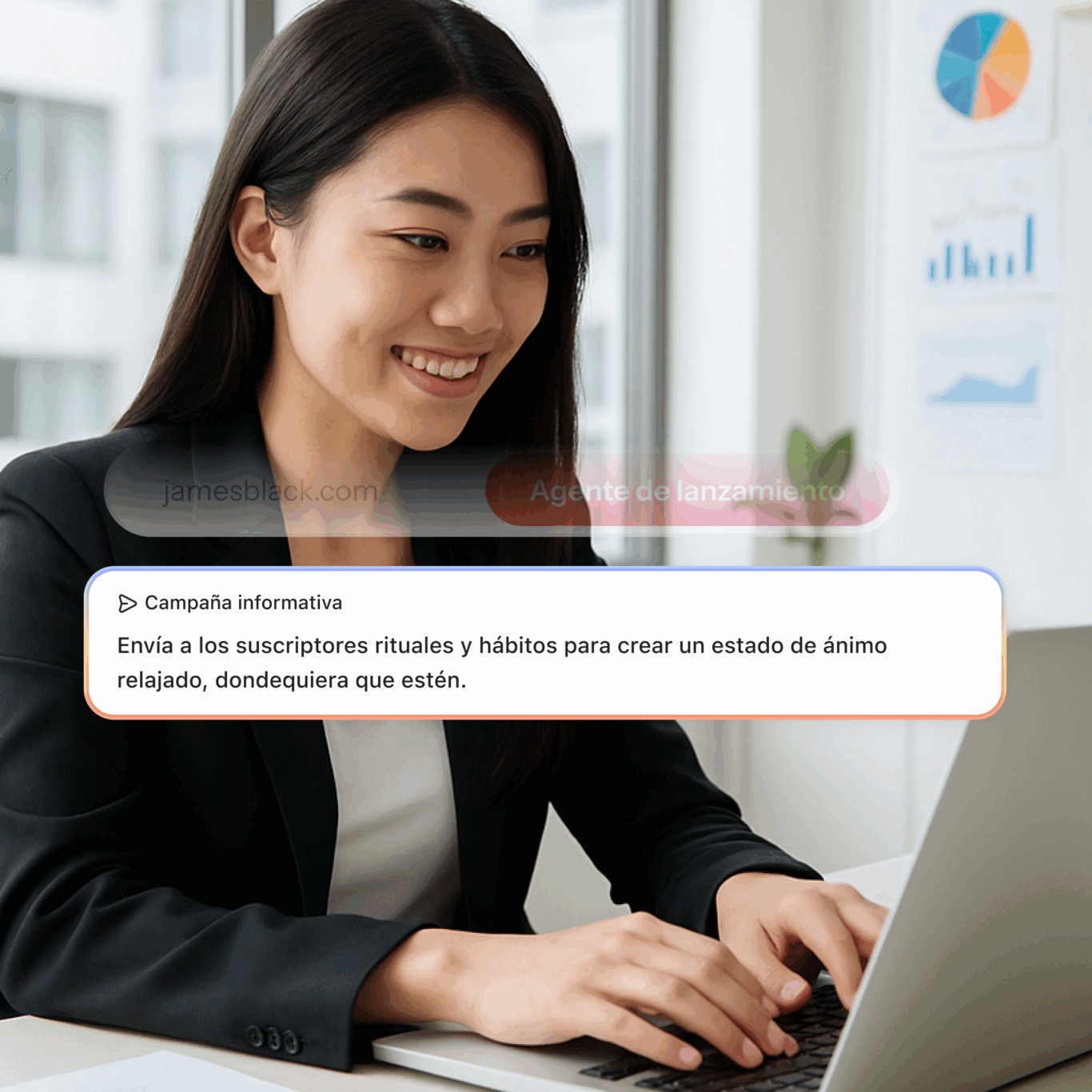 Mujer sonriendo mientras trabaja en una laptop, con texto sobre campañas informativas para suscriptores.