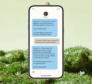 Pantalla de un teléfono mostrando un chat de Stone Co. sobre suplementos de ácido fólico y consejos dietéticos.